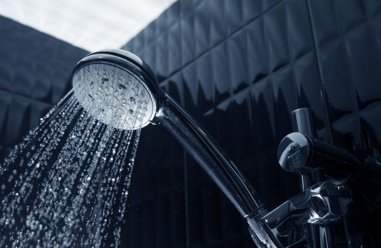 Saiba a diferença entre chuveiro e ducha e escolha o melhor para seu banheiro.